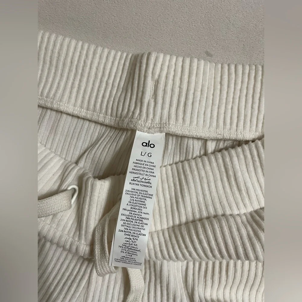 Alo Yoga NWOT Muse Sweatpants Ivory Size L